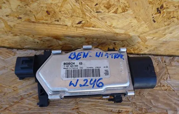 Mercedes-Benz B W246 W242 Fan control module 1137328656