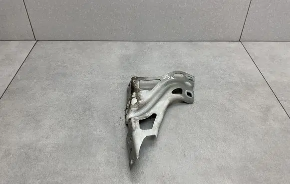 Audi Q3 8U Fender mounting bracket 8U0821135