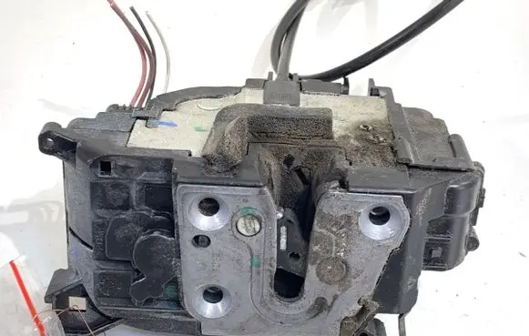 Renault Clio III Front door lock 