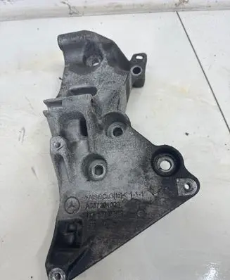 Mercedes-Benz A W176 Generator/alternator bracket A607201009