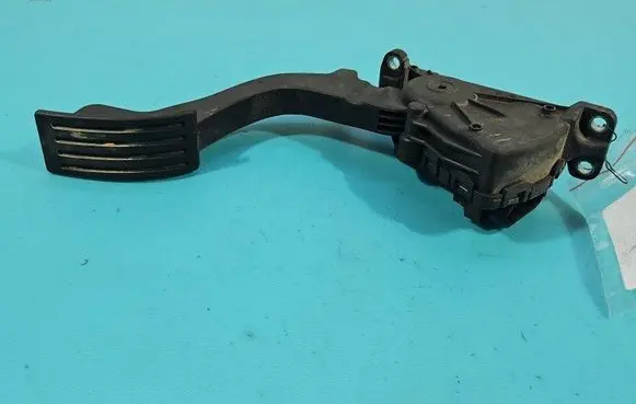 Accelerator throttle pedal