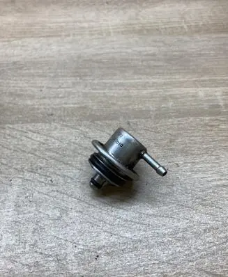 BMW 5 E34 Fuel pressure regulator 1729320