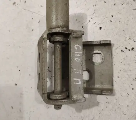Renault Clio III Front door lower hinge 