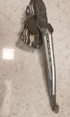 Rear door manual window regulator