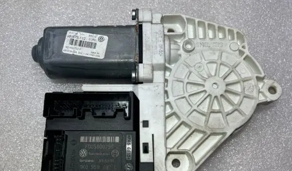Volkswagen PASSAT B6 Front door window regulator motor 1K0959702AE