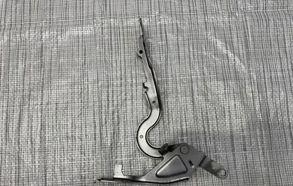 Lancia Ypsilon Engine bonnet/hood hinges 9823211580