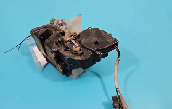 Toyota RAV 4 (XA10) Rear door lock IMPRK1379259
