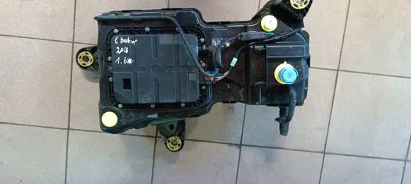 Citroen Berlingo AdBlue liquid reservoir P1012340