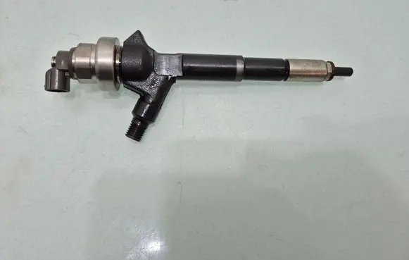 Opel Astra J Fuel injector 97376270 8973762703