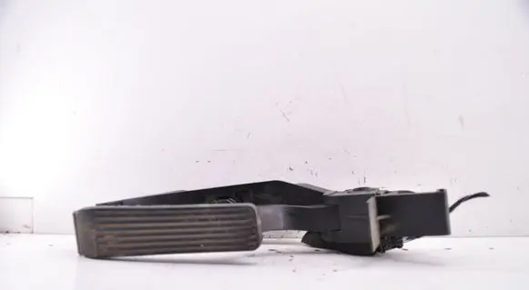 Accelerator throttle pedal