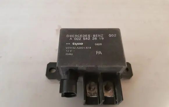 Mercedes-Benz CLS C219 Glow plug pre-heat relay 0025423819