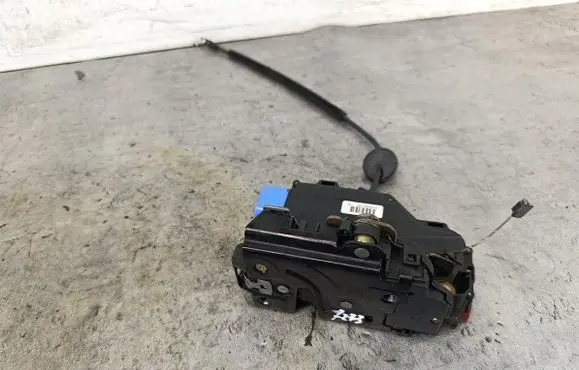 Volkswagen Touran I Front door lock 3D1837015