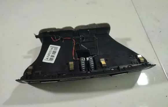 Skoda Superb B6 (3T) Dash center air vent grill 