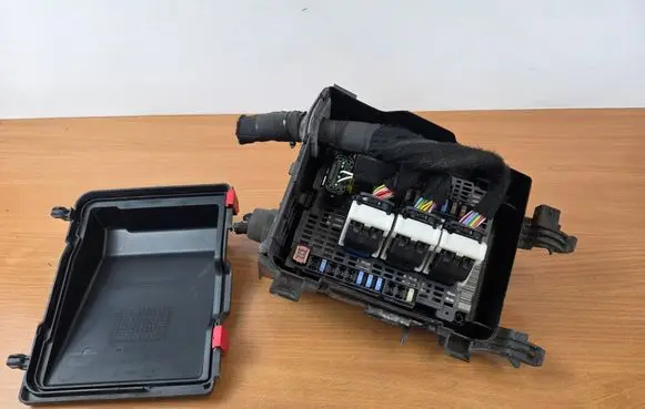 Peugeot 308 Fuse module 9810295780