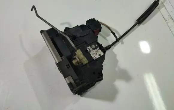 Opel Corsa D Front door lock 13208274