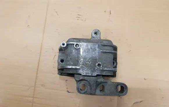Audi A3 S3 A3 Sportback 8P Engine mount bracket 1K0199262M