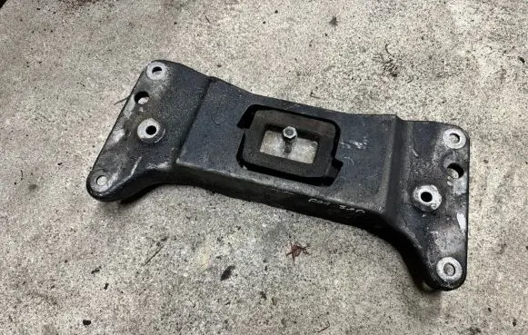 BMW 7 F01 F02 F03 F04 Gearbox mounting bracket 6777613 22326777613 000979V