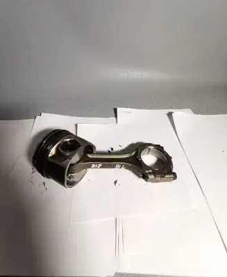 Toyota Avensis T270 Piston with connecting rod
