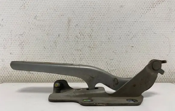 Engine bonnet/hood hinges