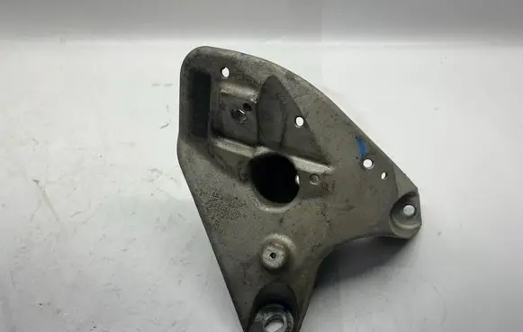 Engine mounting bracket
