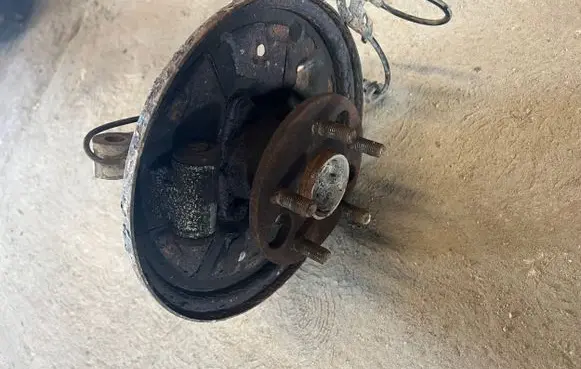 Rear wheel hub spindle/knuckle