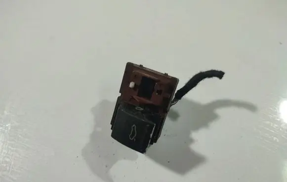 Volkswagen PASSAT B6 Tailgate opening switch 910462