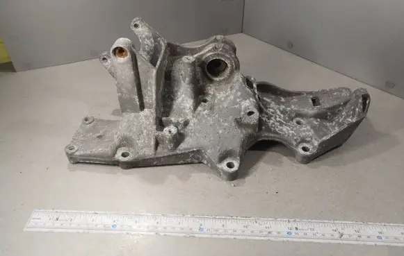 Volkswagen PASSAT B5.5 Engine mounting bracket 06B903143N