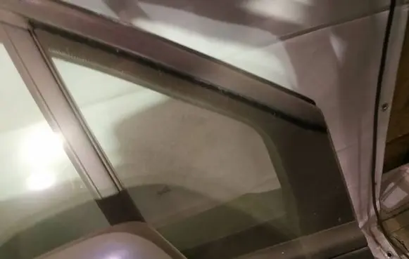 Citroen C8 Front door vent window glass four-door as2