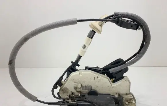 Volkswagen Golf VII Front door lock 5K1837015E