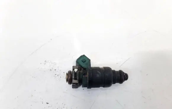 Volkswagen Golf IV Fuel injector 037906031AA