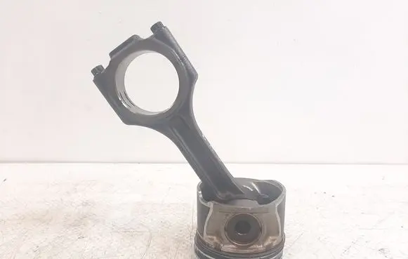 KIA Carens II Piston with connecting rod