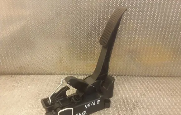 Mercedes-Benz A W169 Accelerator throttle pedal 1693000204 A1693000204