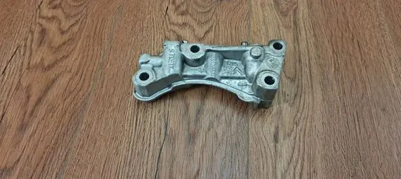 Engine mounting bracket