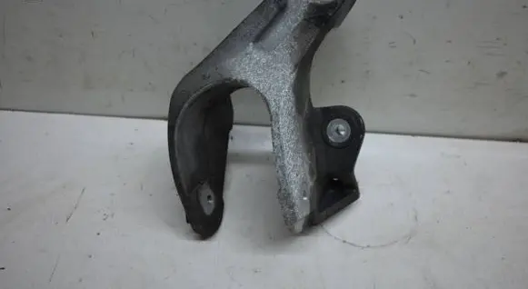 Engine mounting bracket