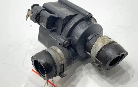 Audi A3 S3 8V Oil filter mounting bracket 5Q0965561B