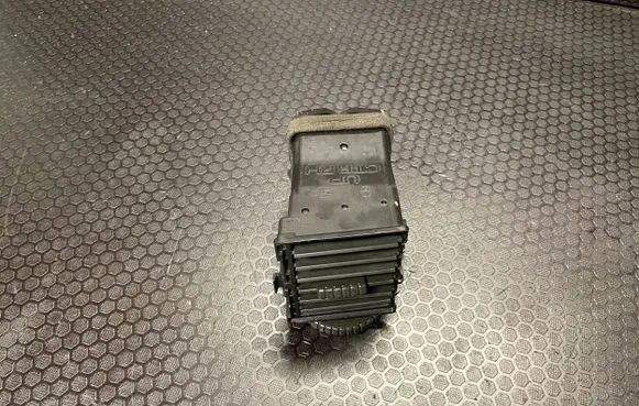 Nissan X-Trail T30 Dash center air vent grill 68750EQ000 E6475161