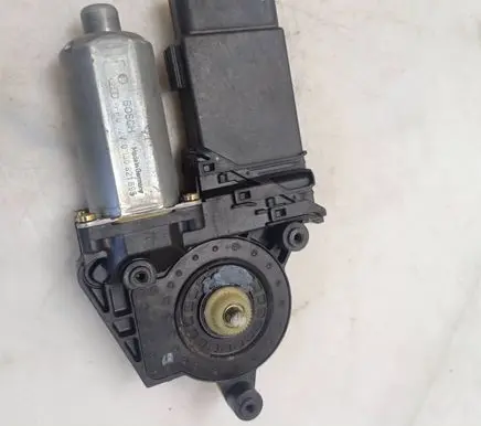 Volkswagen PASSAT B5 Front door window regulator motor 0130821695 101430202