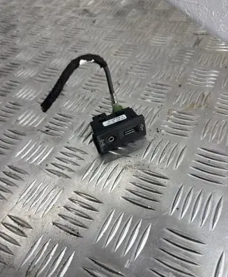 Volkswagen Golf Sportsvan USB socket connector 5G0035222 5Q0035726