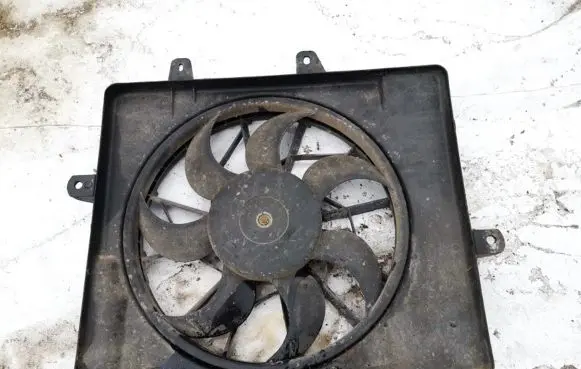 Chrysler PT Cruiser Radiator cooling fan shroud
