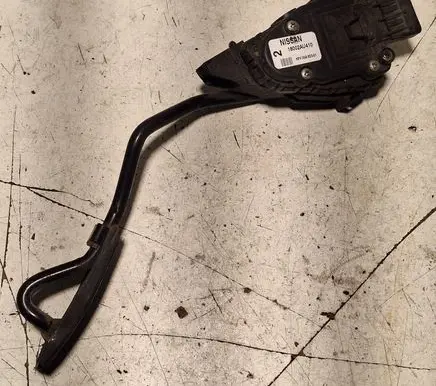Accelerator throttle pedal