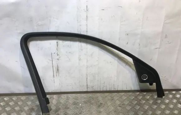 Audi Q5 SQ5 Front door window/glass frame 8R0867609