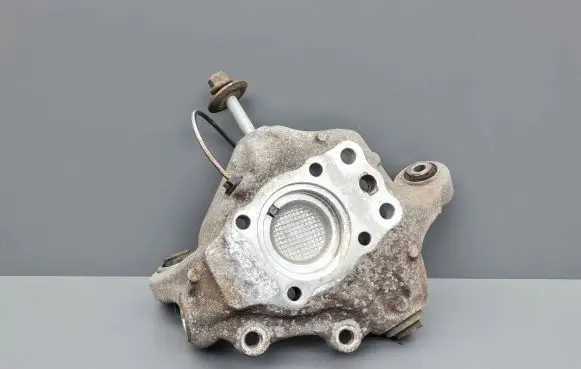 Rear wheel hub spindle/knuckle
