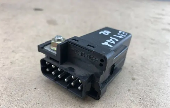 BMW 5 E39 Glow plug pre-heat relay 2246919 12212246919