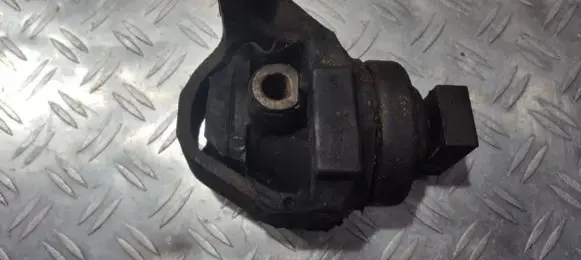 Mazda 626 Engine mount bracket