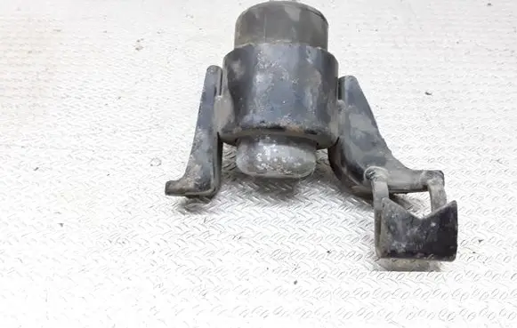Mazda MPV Engine mount bracket