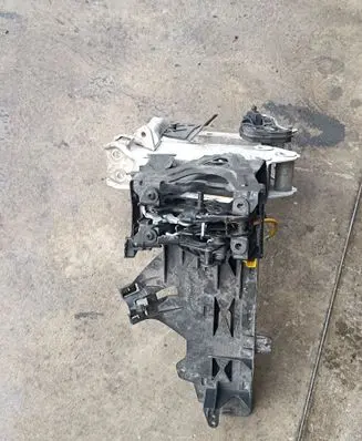 BMW 5 F10 F11 Radiator mount bracket 7207151