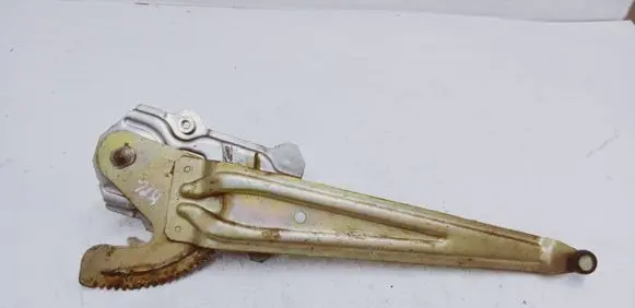 Rear door manual window regulator