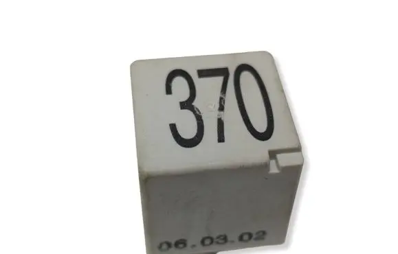 Volkswagen PASSAT B5.5 Other relay 8D0951253