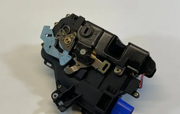 Volkswagen Golf V Rear door lock 7L0839016D