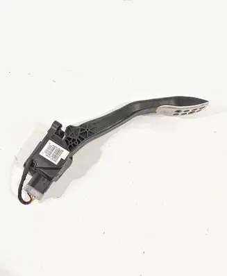 Accelerator throttle pedal